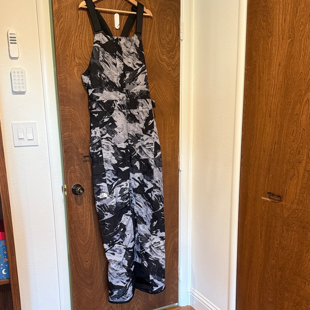 North Face Men Freedom Bib Black and Gray Camo Ski/Snowboard